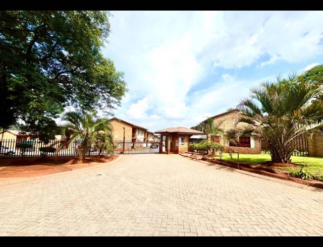 2 BEDROOM TOWNHOUSE FOR SALE IN MEREDALE